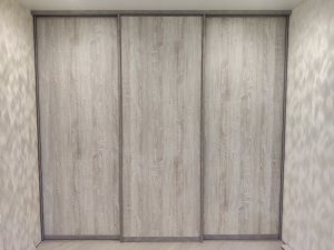 Двери-купе для встроенного шкафа,в проем 2660(в)*2400(ш), 3 штуки.Профиль аристо («с-стандарт»,серый жемчуг),лдсп «еггер»(сосна касцина H1401 ).Стоимость 27000 рублей с замером, доставкой и установкой. Установлено 27 сентября 2020 года.