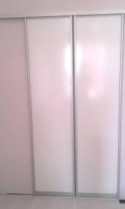 Двери-купе для гардеробной,в проем 2100(в)*1100(ш), 2 штуки на одинарной направляющей.Профиль аристо («с-эко»,хром), лдсп «еггер»(белый глянец,W1000 ST30).Стоимость 18200 рублей с замером, доставкой и установкой. Установлено 17 июля 2020 года.