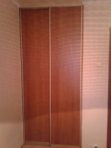 Двери-купе для встроенного шкафа 2480(в)*1120(ш), 2 штуки.Профиль аристо («с-эко»,матовое золото), лдсп «еггер»( Орех Дижон натуральный H3734 ST9). Стоимость 16500 рублей с замером, доставкой и установкой. Установлено 12 апреля 2020 года.