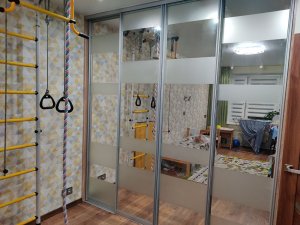 Двери-купе для встроенного шкафа,в нишу 2380*2400 (4 штуки).Профиль аристо («о-стандарт»,матовый хром).Пескоструйный рисунок «полосы» по эскизу клиента.Стоимость 42280 рублей с замером и установкой. Выполнено 01 октября 2020 года.
