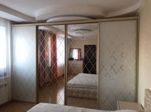 Двери-купе для встроенного шкафа,в проем 2490*3440 (4 штуки).Профиль аристо («с-эко»,матовое золото).Пескоструйный рисунок «ромб»,на крайних-фон матовый,центральные-на зеркальном.Стоимость 47414 рублей с замером и установкой. Выполнено 4 марта 2020 года.