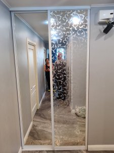Двери-купе для встроенного шкафа,в нишу 2430*1150 (2 штуки).Профиль аристо («Н-эко»,белый).Пескоструйный рисунок на правой двери.Стоимость 23993 рублей с замером и установкой. Выполнено 29 октября 2020 года.