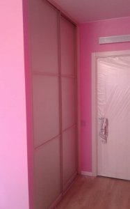 Двери-купе с матовым зеркалом для гардеробной